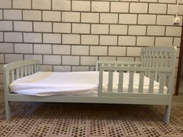 Kinderbett mit Rausfallschutz hellgrün guter Zustand