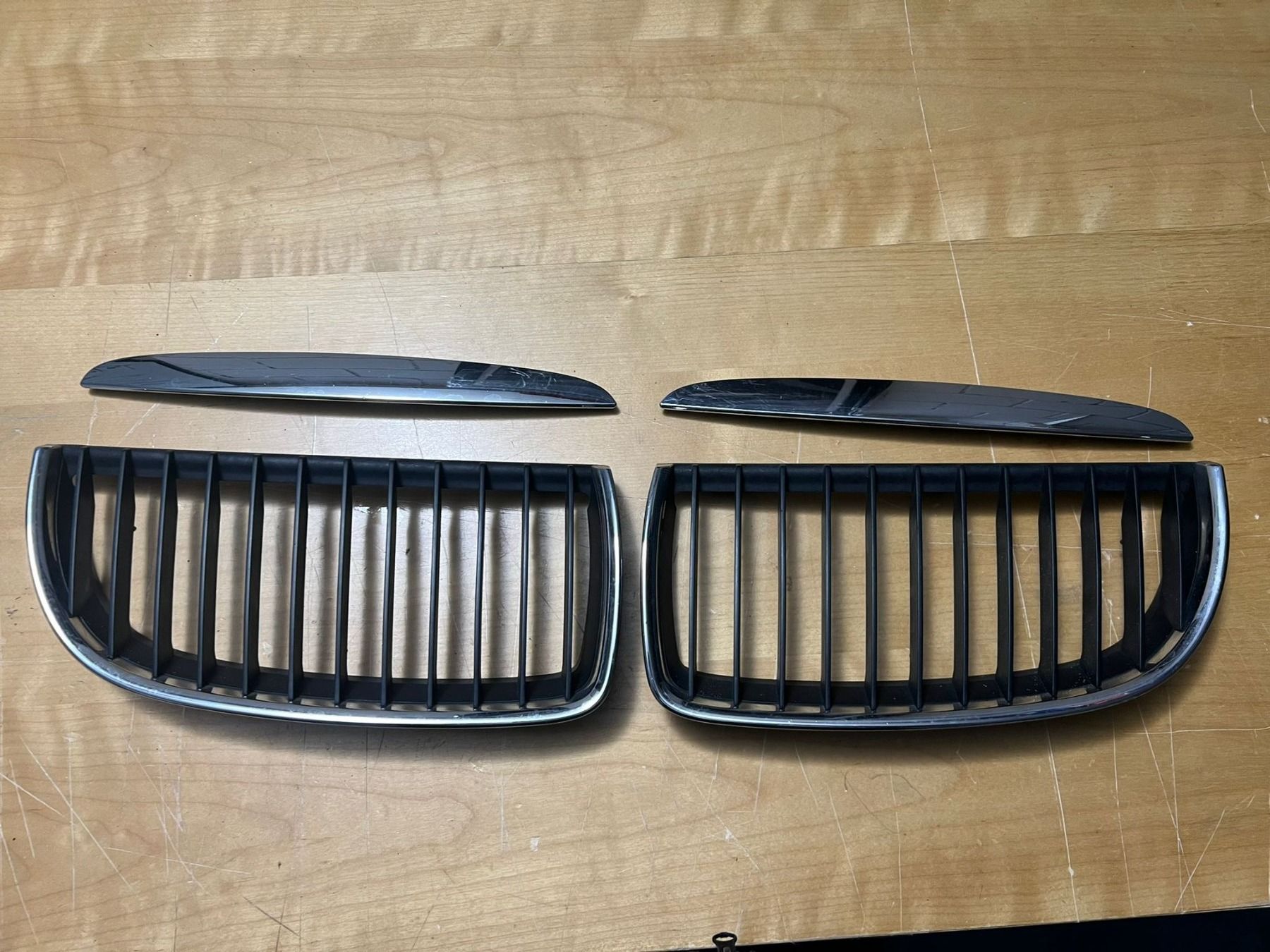 BMW Tutti pezzi di ricambio auto: Bmw E90 Nieren / Grill – Usato da Lupfig venduto da Pluribus