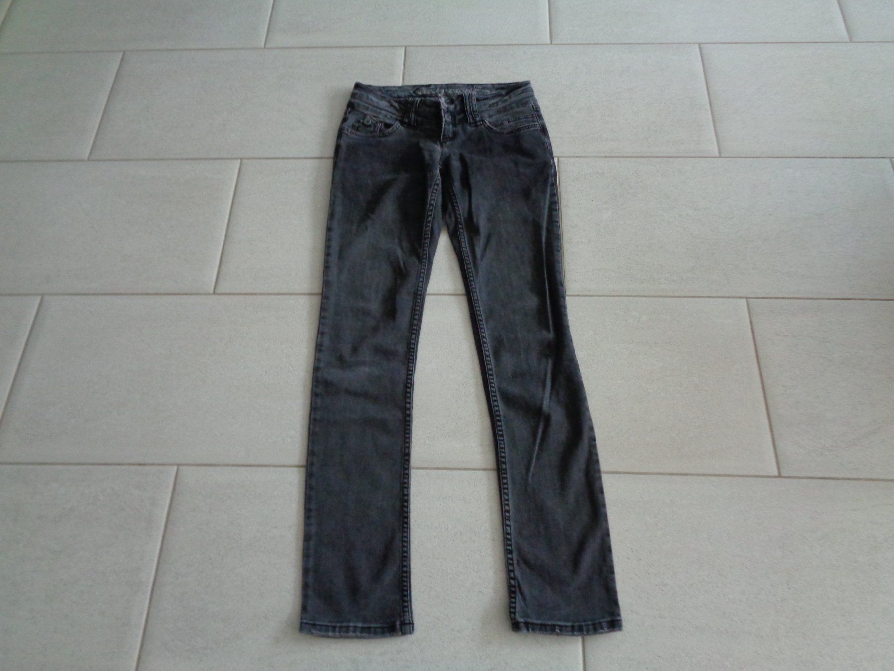 Esprit Jeans: ESPRIT JEANS GR.32 NEUWERTIG – Usato da Rotkreuz venduto da Samballi