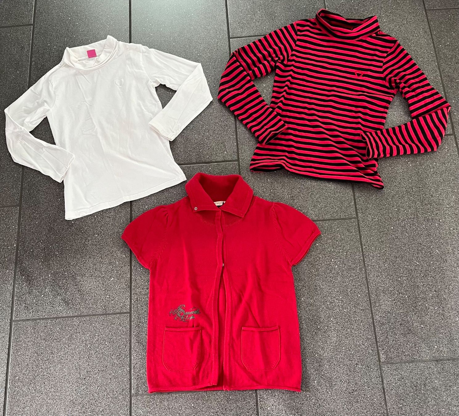 Lotti & Set di vestiti: 3xTeile: 2x Rollkragenpullover & 1x Strick-Gilet, Gr. 140 – Usato da Hünenberg See venduto da spartakus02