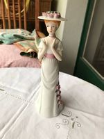 statuette en porcelaine à la capeline de roses
