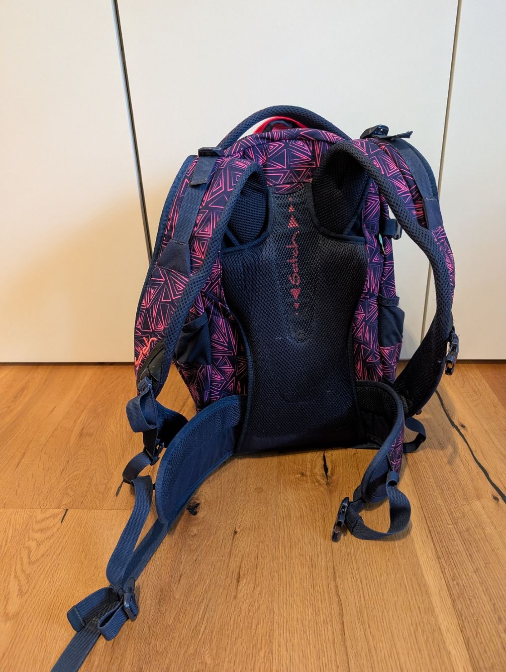 Satch Zaini: Schulrucksack Satch blau rosa geometrisch – Usato da Walenstadt venduto da Dorinka 2