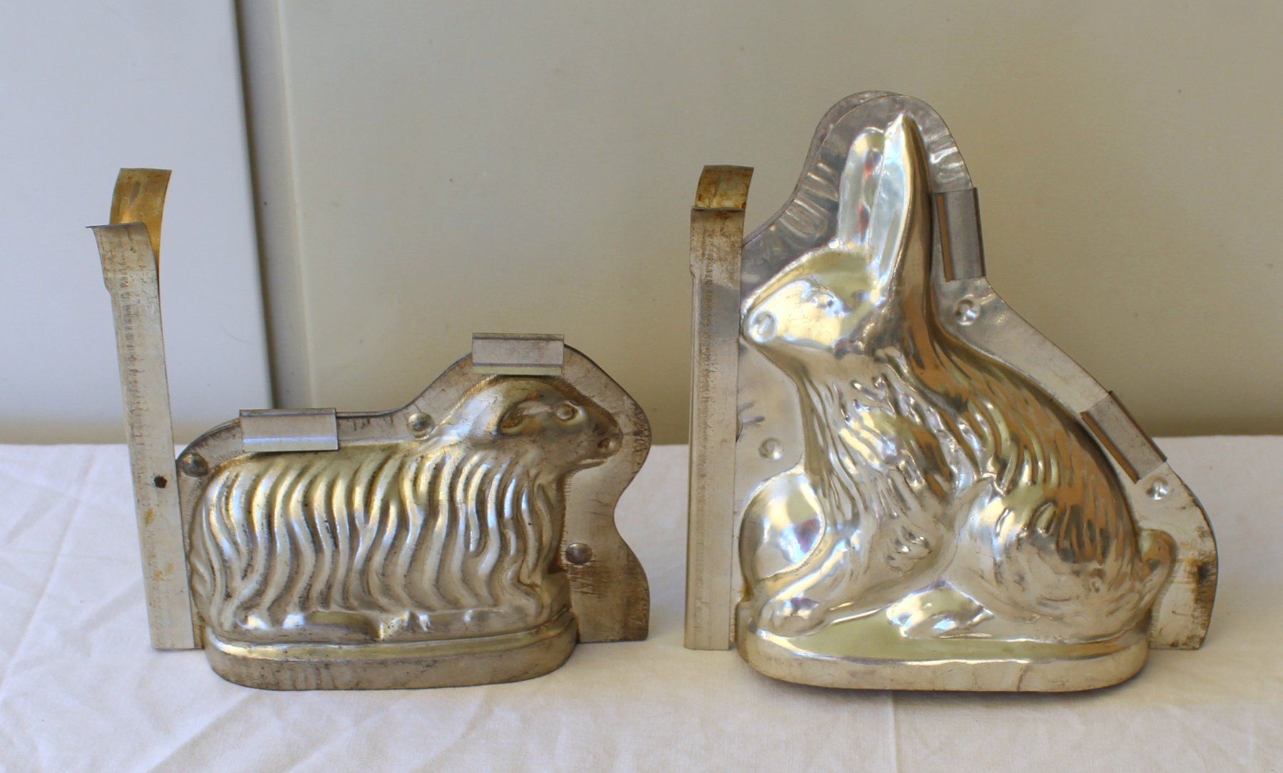 Teglie da forno: 2 Vintage Schokoladenform Giessform Backform Osterhase Lamm – Usato da Zürich venduto da Auctionata 1