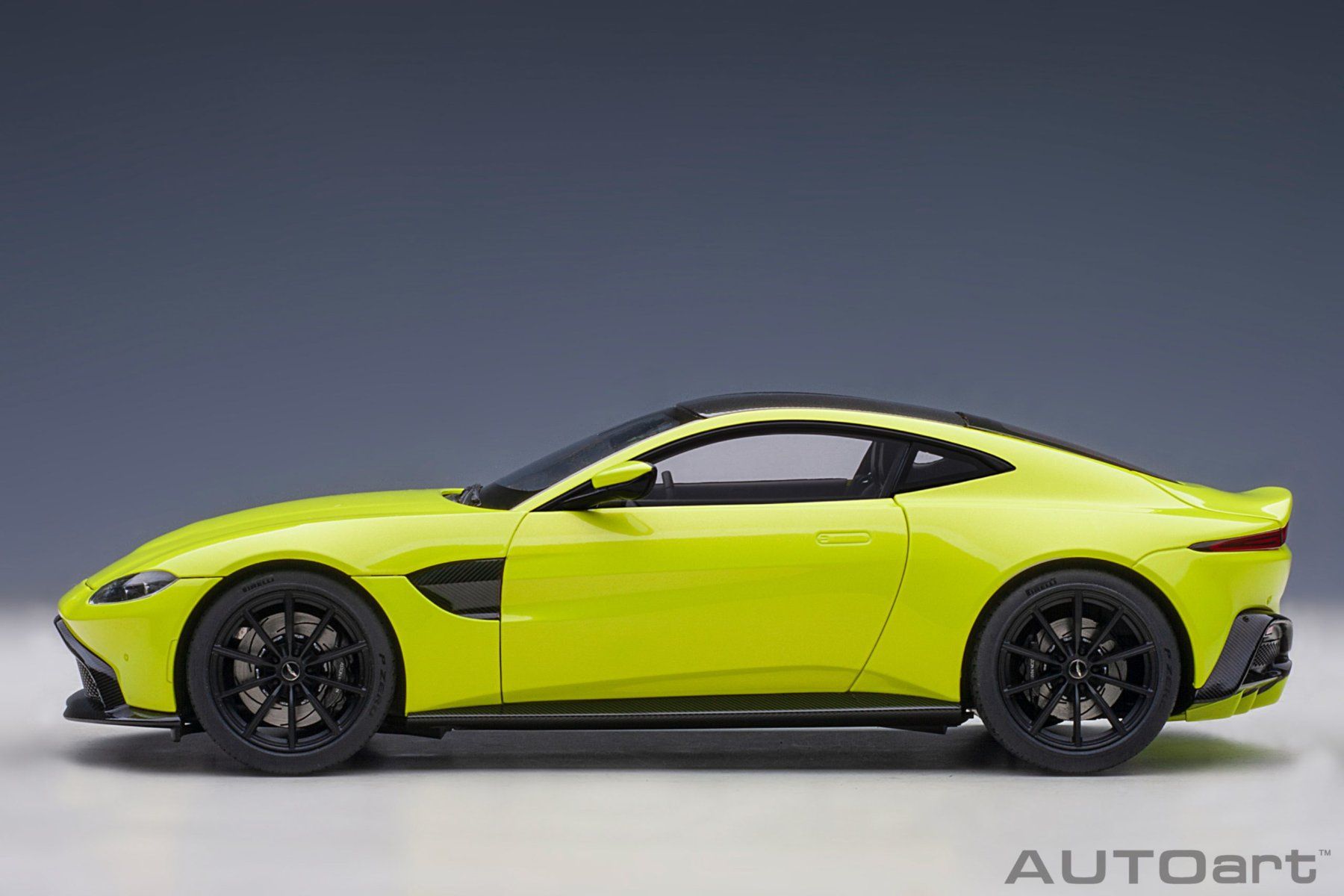 Aston Martin Modellini d'auto: 1:18 AUTOart - Aston Martin Vantage – Nuovo e nell'imballaggio originale da Tübach venduto da BonnevilleMotors 2