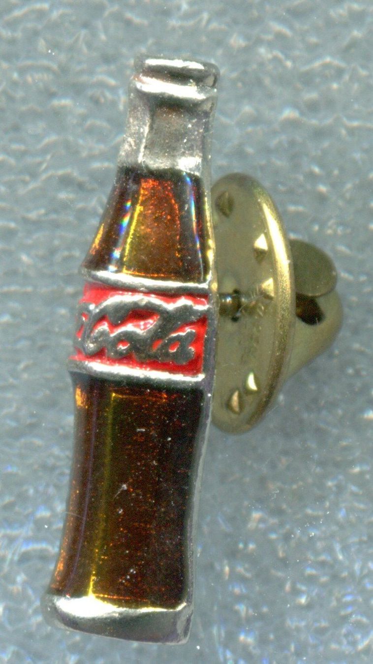 Coca-Cola Plaketten & Abzeichen: Coca Cola  3D  Flasche – Gebraucht aus Winterthur von Sammleroase