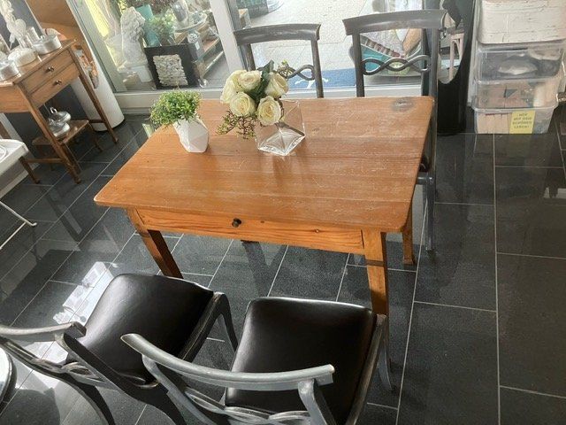Tische: Tisch mit Schublade – Gebraucht aus Frick von  2