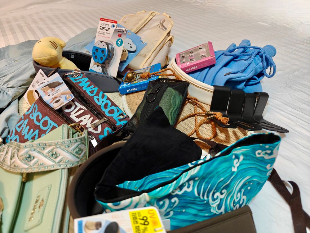 2 Taschen, 1 Kleid, 1 Schmuckstück etc im Neuzustand! (Neu und