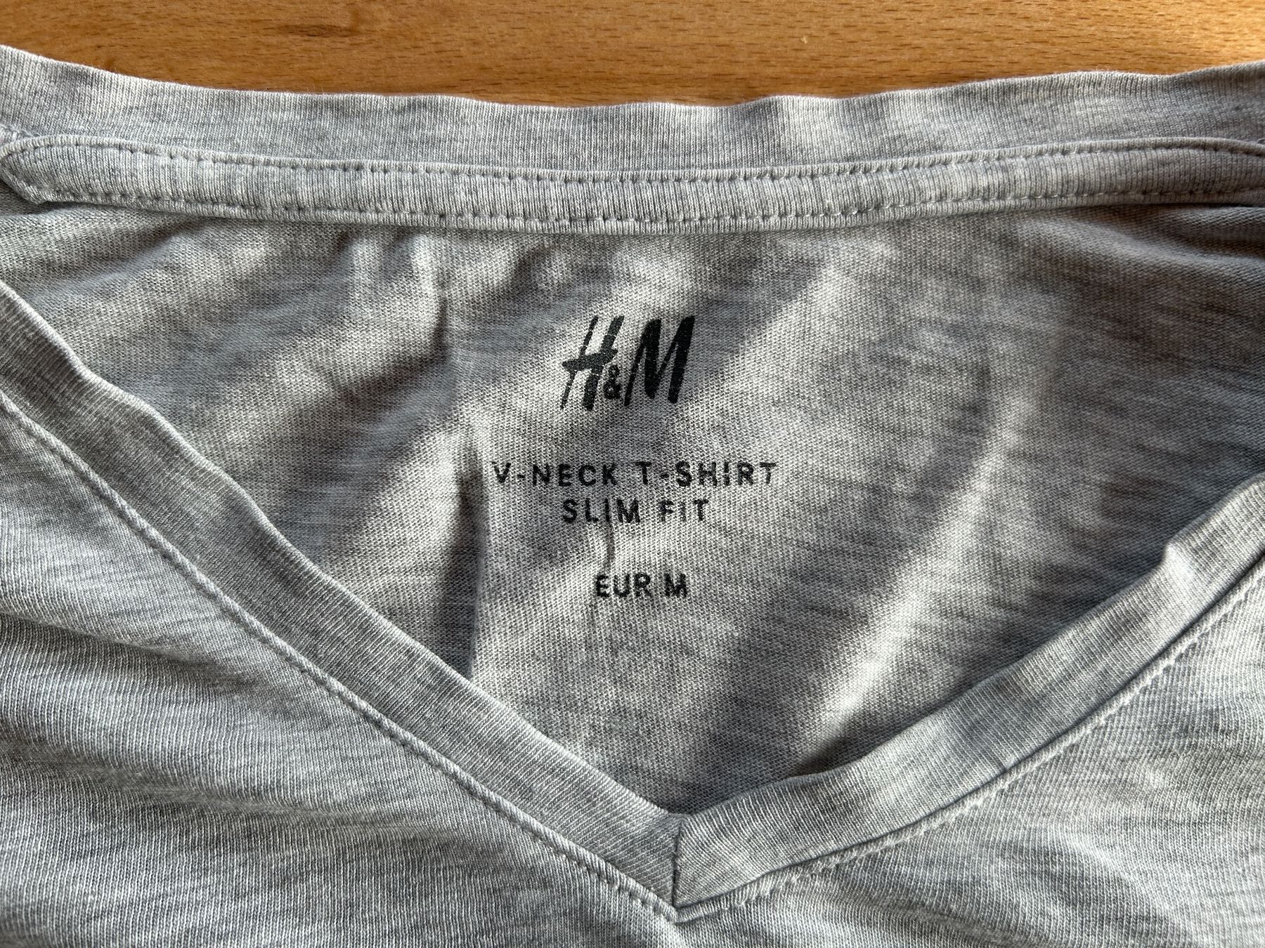 H&M T-shirt: Hellgraues V-Ausschnitt T-Shirt Grösse M – Usato da Grosswangen venduto da che_gr 1