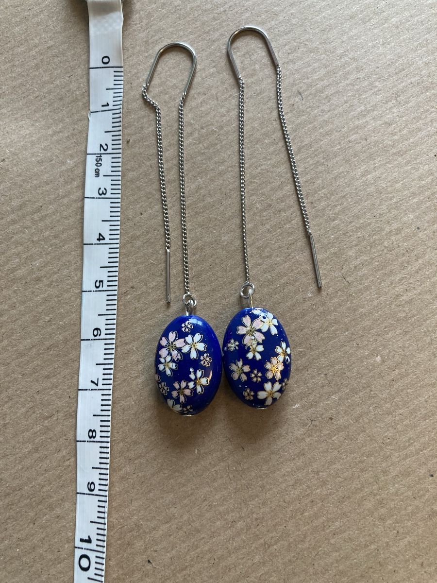 Orecchini pendenti & Orecchini a lobo: Longues boucles cabochon bleu nuit fleurs blanches – Nuovo e nell'imballaggio originale da Genève venduto da ct_fqr8