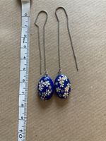 Longues boucles cabochon bleu nuit fleurs blanches