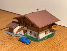 G0770: Chalet mit Fahrzeug (Spur N)
