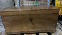 Antike Holztruhe mit kunstvollen Beschlägen 