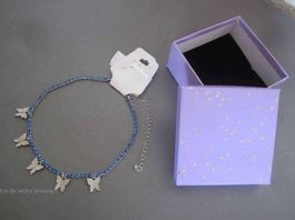 Collier strass bleus & papillons (neuf, avec étiquette)