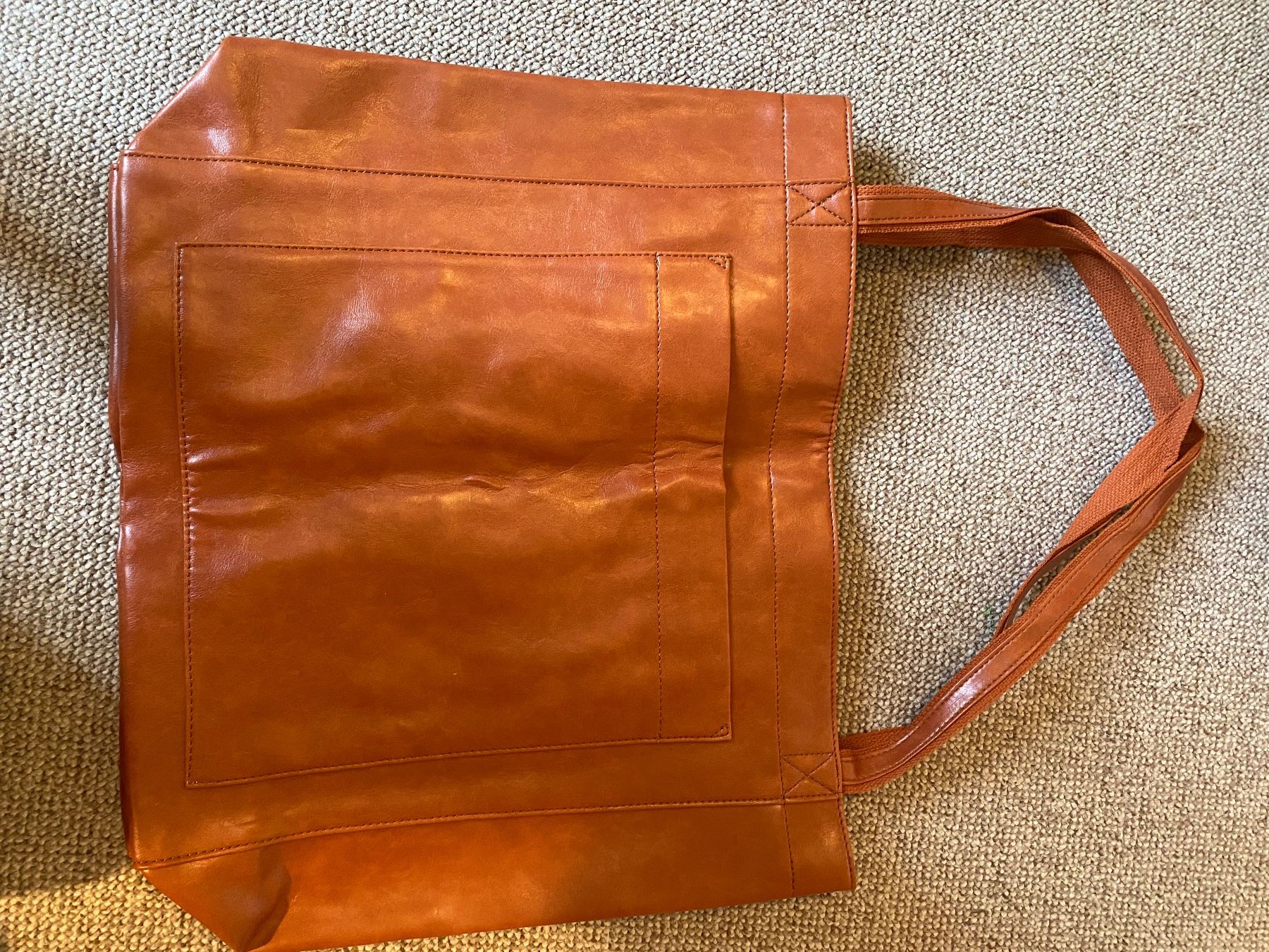 Taschen für Damen: Grosse Kunstledertasche – Neu (gemäss Beschreibung) aus Gossau SG von lar_2tvj