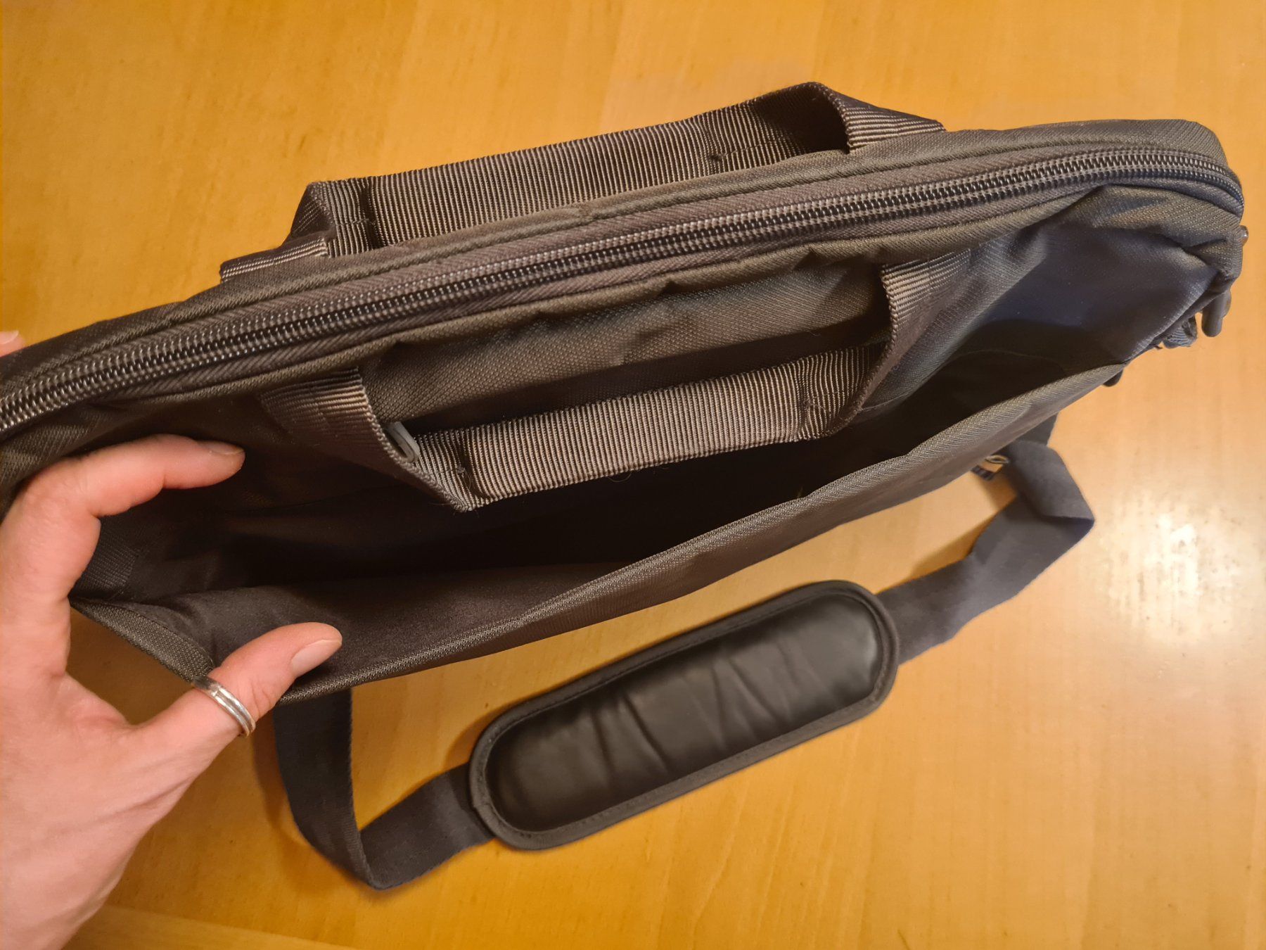 Borse: Sacoche pour ordinateur portable noire Case Logic – Usato da Nyon venduto da Dap_j77s 3