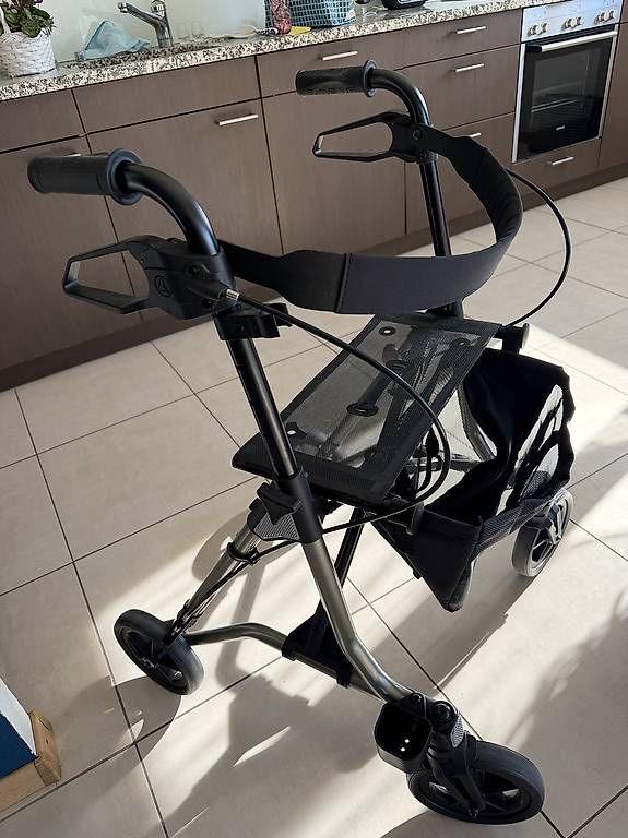 Ausili per la deambulazione: Rollator Top Zustand, Pliable, Léger, comme Neuf! – Usato da Botyre (Ayent) venduto da Claude-EvelyneS 1