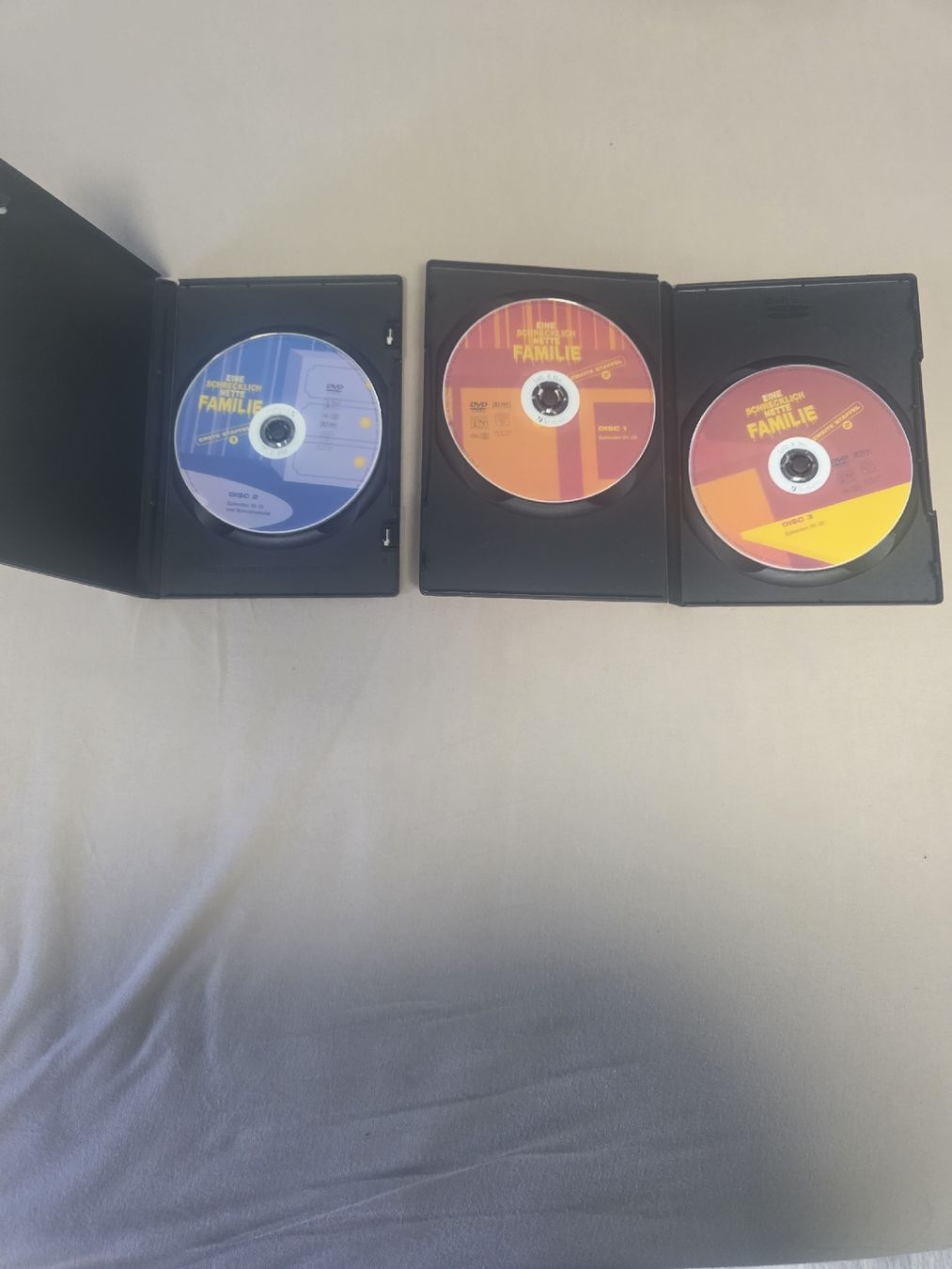 Tutti i DVDs: Eine schrecklich nette Familie DVDs 1 & 2, – Usato da Klingnau venduto da tom_rd6b 2
