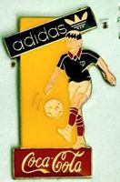 Coca-Cola Pin mit Adidas - Fussball