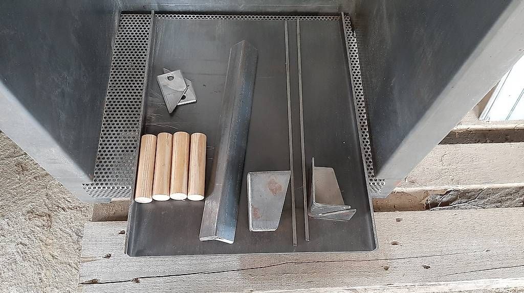 Griglie: Grill mit Spiessli und Pizzaofen CNS – Nuovo (secondo la descrizione) da Menzberg venduto da Tschippi 1