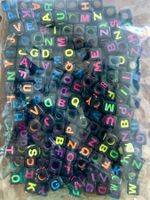 Bastelperlen Buchstaben Würfelform bunt, 200 Stück