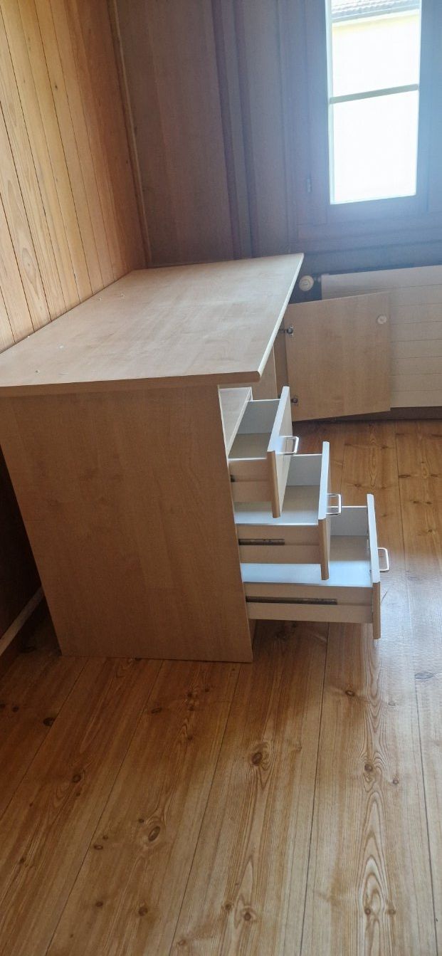 Scrivanie: Schreibtisch aus Holz mit Schubladen – Usato da Cham venduto da uwida 2