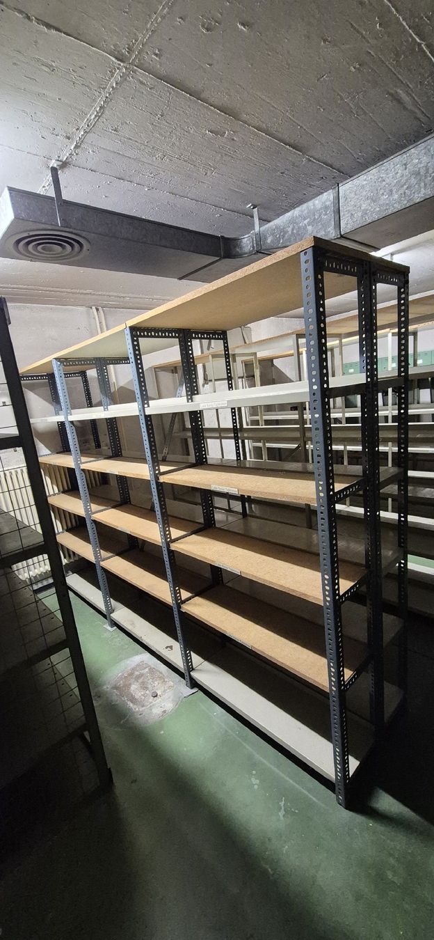 Scaffali: Regal, sehr stabile Eigenkonstruktion mit Stahlrahmen.  – Usato da Wohlenschwil venduto da Phil2045