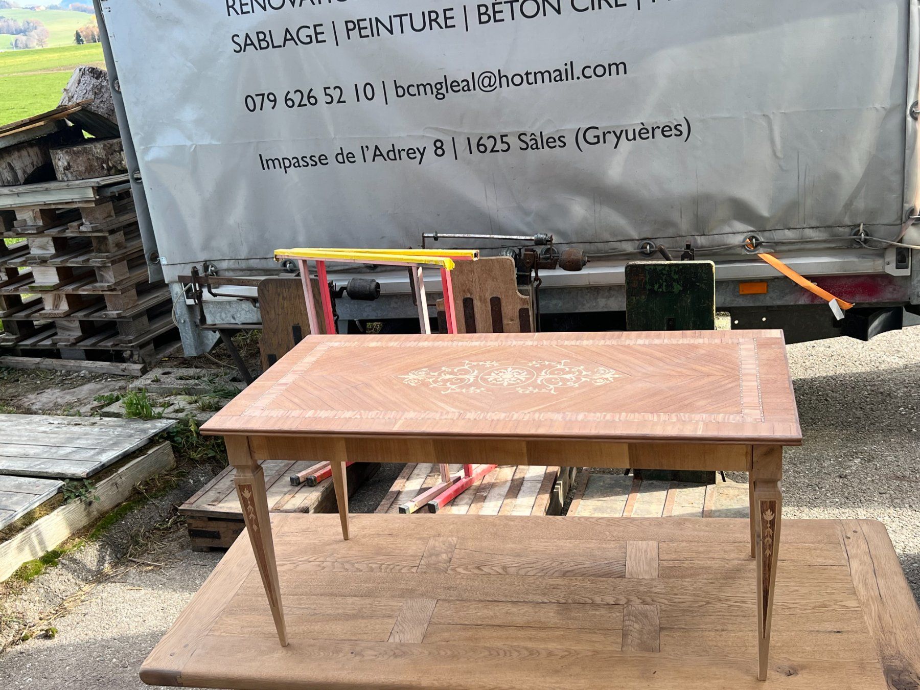 Tavoli: ART 984-J Table basse marquetée sablé – Usato da Pont-La-Ville venduto da BCMGLEAL
