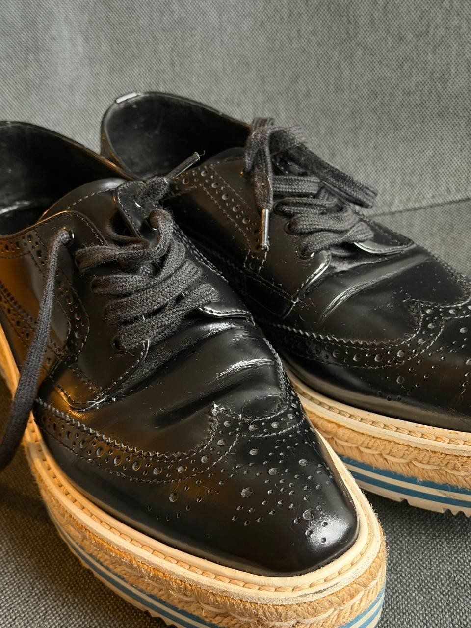 Prada Scarpe da donna: Chaussures Derby compensées Prada Wingtip en cuir – Usato da Cologny venduto da Nayiri 6