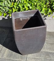 Robuster, hoher Pflanztopf, ideal für den Garten. Ca 55 cm.