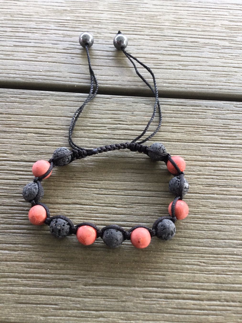 Armbänder & -reifen: Bracelet ajustable perles volcaniques & corail & hématites – Gebraucht aus Agiez von chouchanelle 1