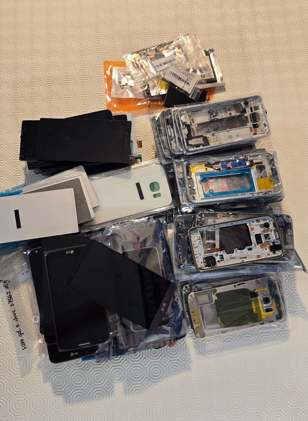 Telefoni cellulari / Smartphones: À vendre LCD, châssis et capots arrière neufs – Usato da Renens VD venduto da MTD2211 2