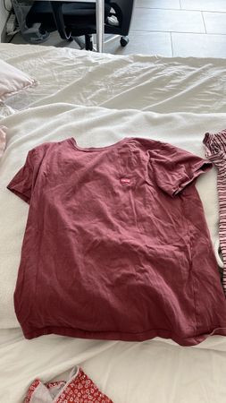 Levi's T-Shirt Berry-rot Grösse wenig getragen 