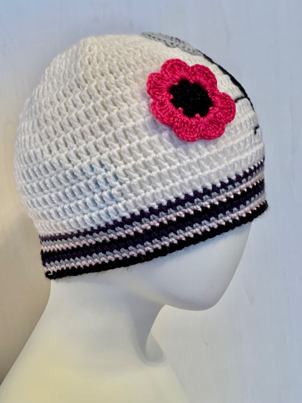 Altro abbigliamento per bambina: Kappe weiss mit Maus und Blumen, Handarbeit, Einzelstück – Nuovo e nell'imballaggio originale da Emmenbrücke venduto da swissmade-miracles 1