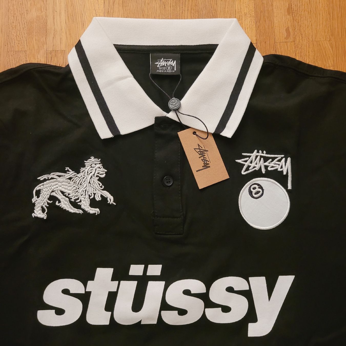 Stüssy Magliette Polo: Stüssy "World Tour" Poloshirt Gr. M – Nuovo e nell'imballaggio originale da Triengen venduto da noa_m5nl 1