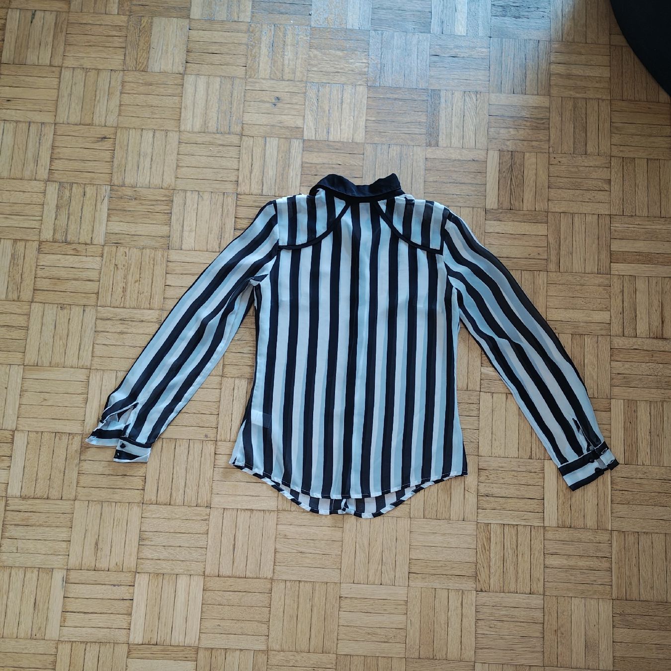 Blusen: Striped Blouse, Sheer, Black and White - Size Small – Gebraucht aus Zürich von ste_hv76 1