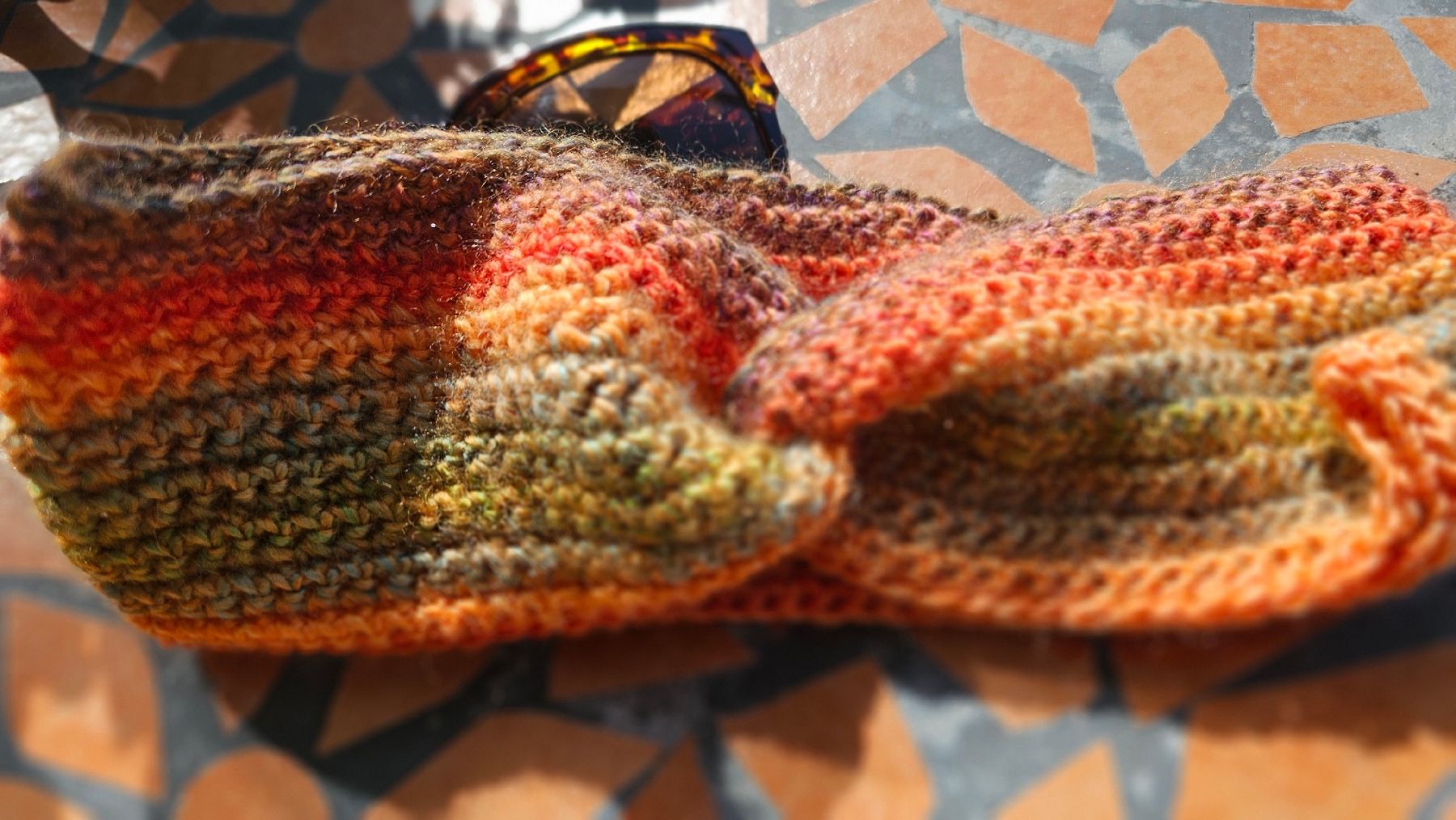 Copricapi, berretti & cappellini: Wunderschönes Stirnband, einmaliger Farbverlauf, handmade. – Nuovo e nell'imballaggio originale da Fehraltorf venduto da lisam16 1
