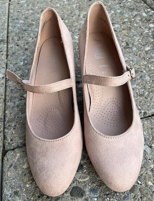 Chaussures femmes: Pumps hellrosa, Gr 38, mit Riemchen – D'occasion à Thayngen par buermann