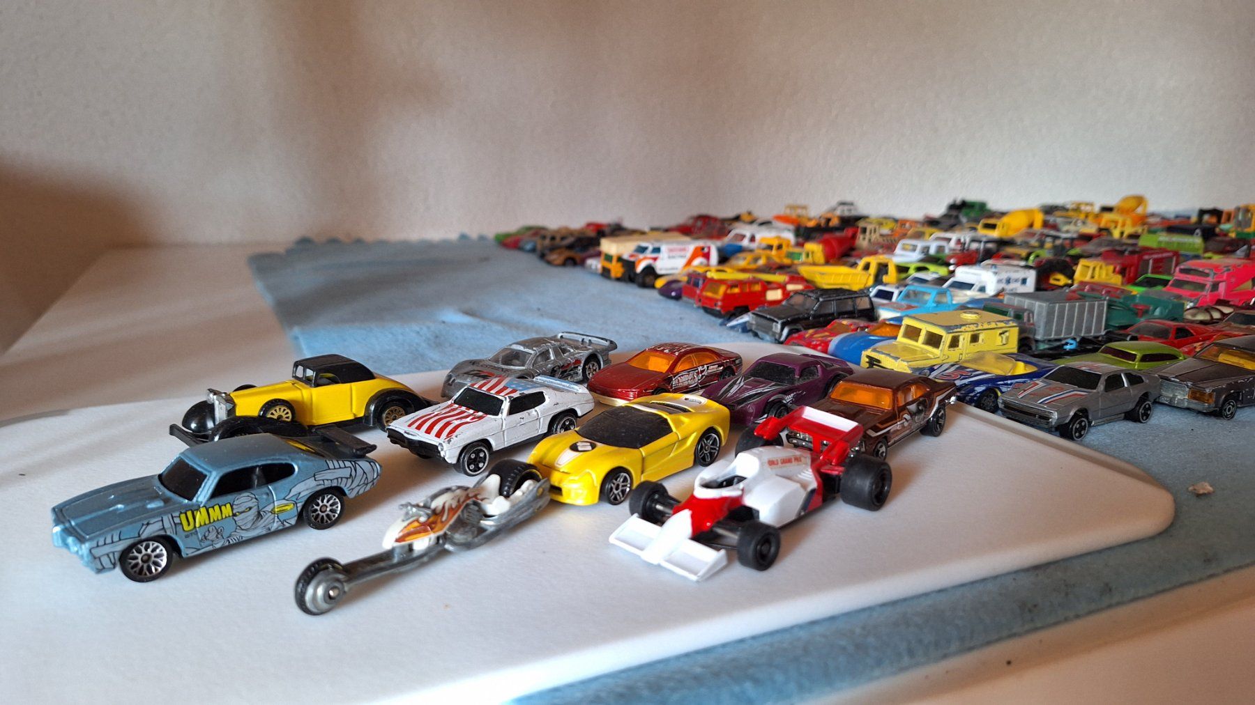 Jouets: Über 200 Spielzeugautos – D'occasion à Wilchingen par 80x120 9