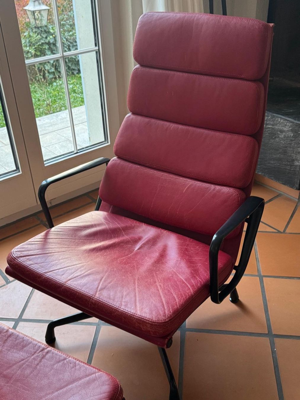 Vitra Sessel: Vitra Eames Soft Pad Chair EA 222 mit Hocker EA 223 – Gebraucht aus Uitikon Waldegg von lio_hy58 3