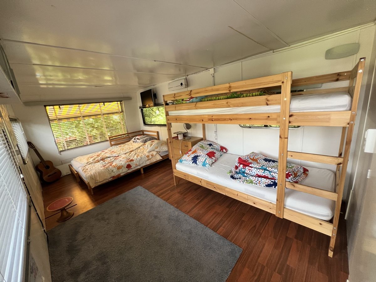 Véhicules de camping: Wohnwagen mit Ausstattung – Défectueux à Münsingen par MCMLXXXI 2