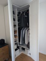 Eckkleiderschrank weiss mit Regalen und Kleiderstange