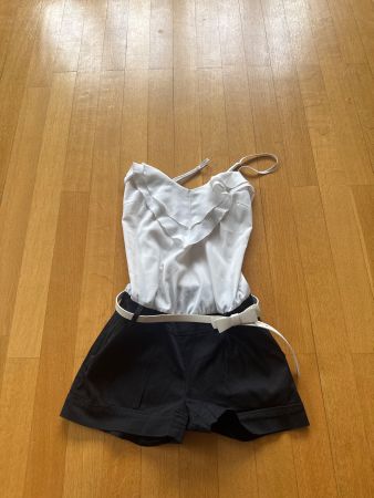 Sommerlicher Playsuit mit Gürtel, Grösse 34