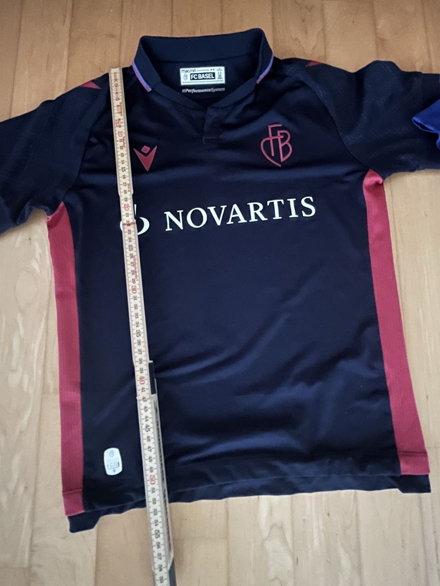FC Basel Scarpe, pantaloni & magliette da ginnastica: FC Basel Trikots Macron Adidas.Grösse S -XXS – Usato da Allschwil venduto da Manolictus 4