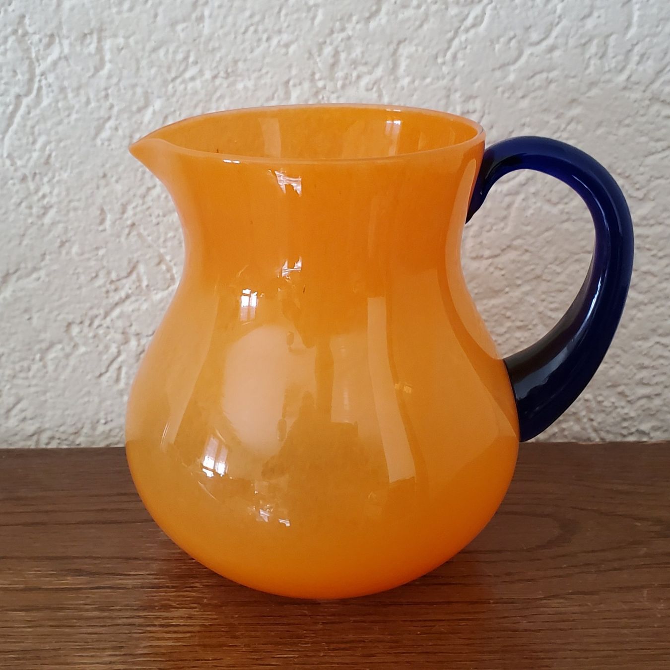 Caraffe: Pichet vintage en verre soufflé orange & anse bleu cobalt – Usato da Rennaz venduto da La_malle_du_dauphin
