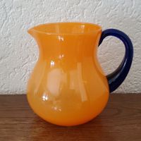 Pichet vintage en verre soufflé orange & anse bleu cobalt