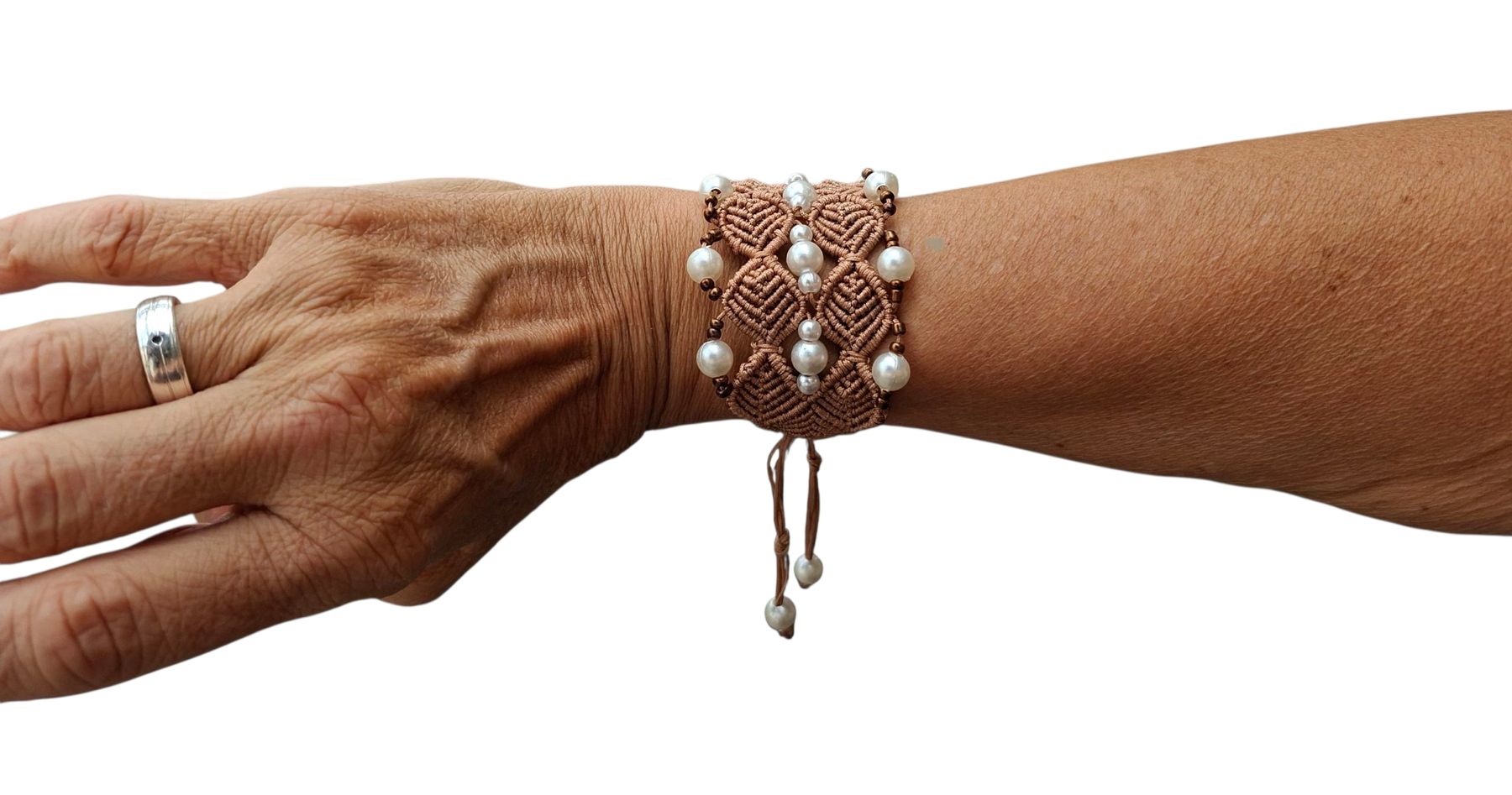 Bracciali & Braccialetti: Breites-exklusives-handgemachtes Makramee Armband mit Perlen – Nuovo (secondo la descrizione) da Luzern venduto da Bbig