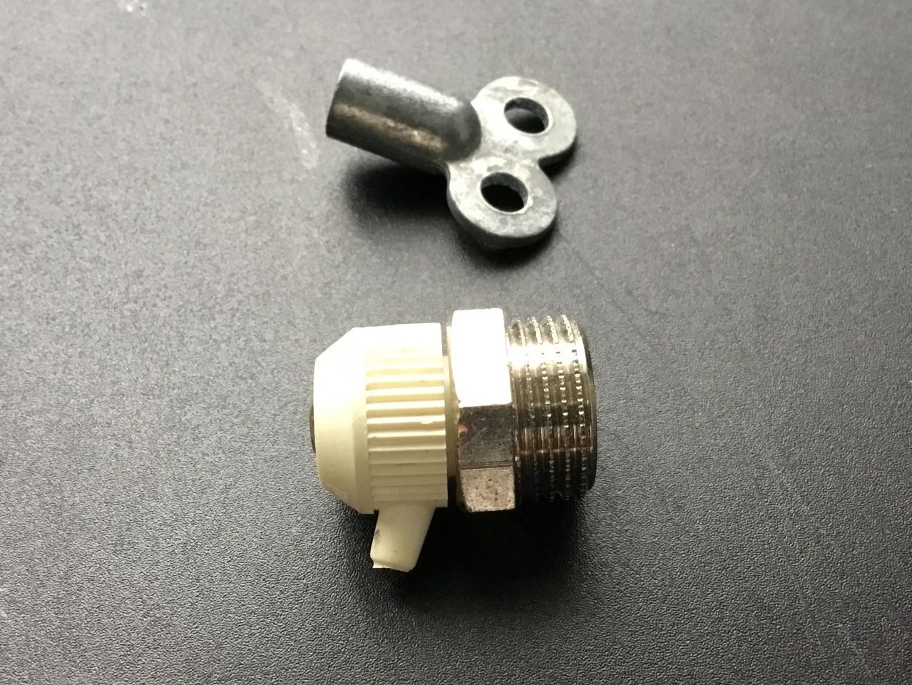 Radiatori: Radiator Lufthahnen  3/8“ Neu – Nuovo (secondo la descrizione) da St. Margrethen SG venduto da alfapeugeot10