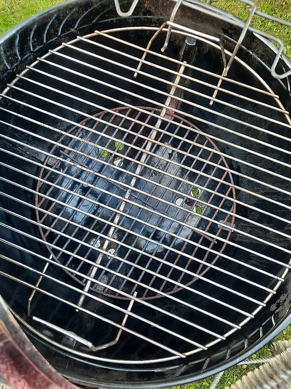 Weber Griglie: GRILL WEBER charbon avec  housse de protection – Usato da La Sarraz venduto da bar_kxt7 2