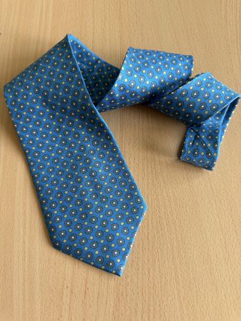 Cravate Andrew's Ties en soie bleue à motifs floraux!