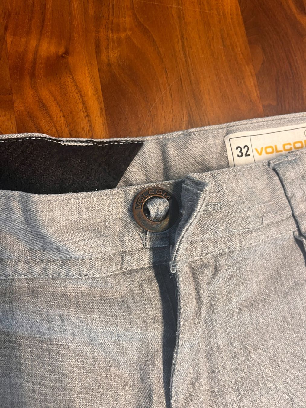 Volcom Pantaloni: Volcom Shorts grau, vintage – Usato da Burgdorf venduto da Roman.Bichsel 3